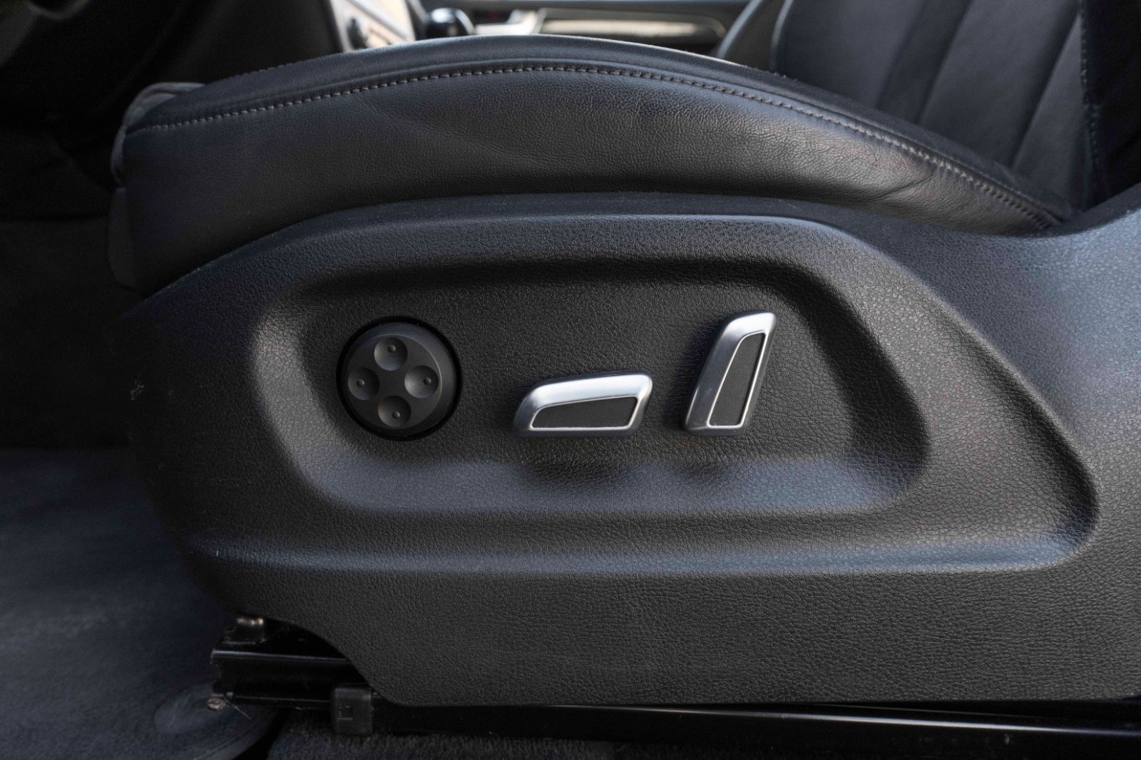 Fahrzeugabbildung Audi SQ5 3.0TFSI QUATTRO B&O BIXENON KAM NAV ALC PANO