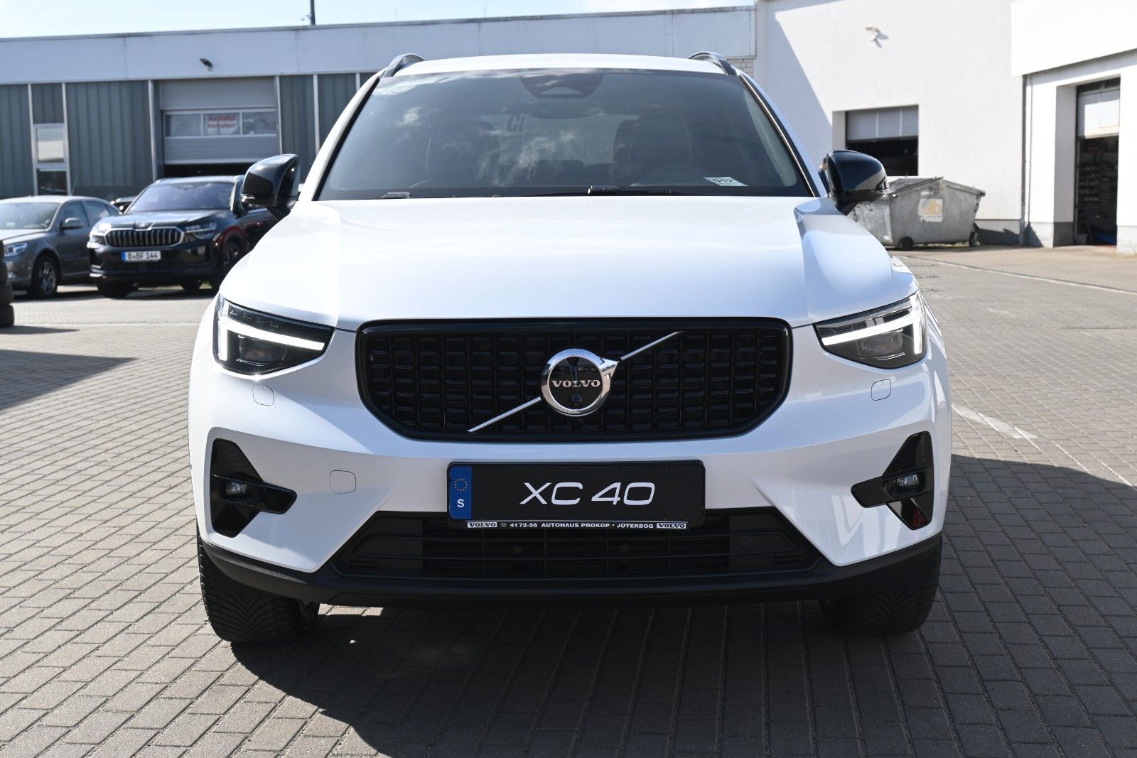 Fahrzeugabbildung Volvo XC40 B3 DKG Plus Dark*H&K*FSHZG*360°*ACC*AHK