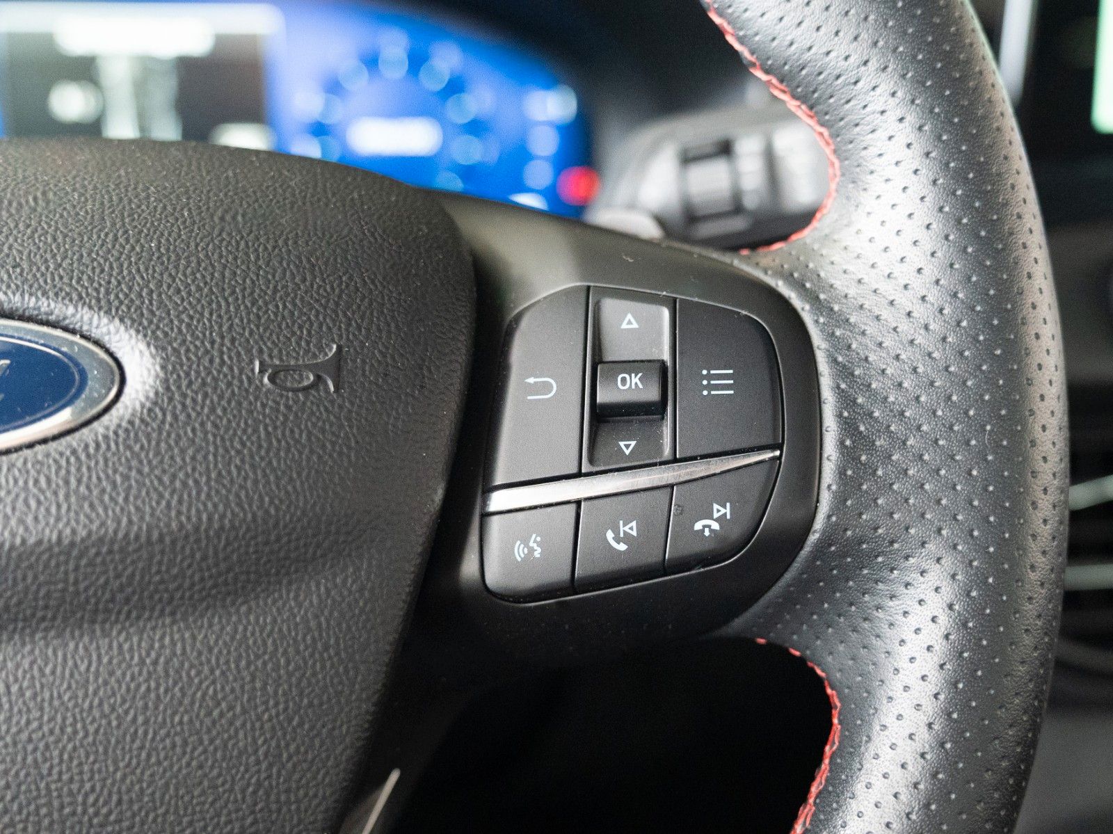 Fahrzeugabbildung Ford Focus Lim. ST-Line X AUTOM./PANO/SITZHZG./KAMERA