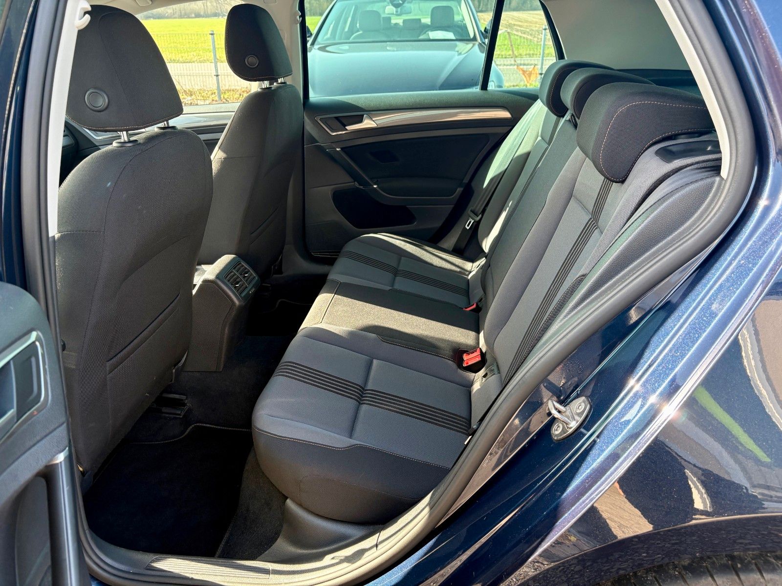 Fahrzeugabbildung Volkswagen Golf VII 1.6 TDI Allstar Navi AHK 2.HD SCHECKHFT