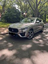 Maserati Levante 3.0 V6 430HP Modena S Auto 4WD Modena S - Maserati Levante von privat