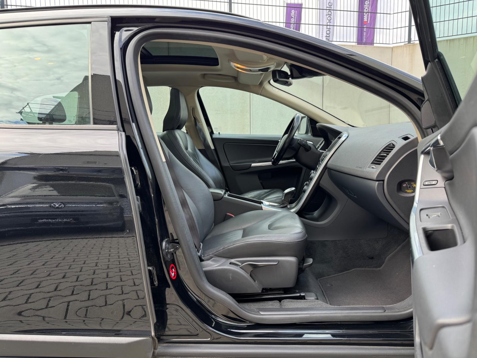 Volvo XC60 Kinetic 2.0 241 ch BVA / Toit panoramique / Cuir / GPS / Sièges chauffants