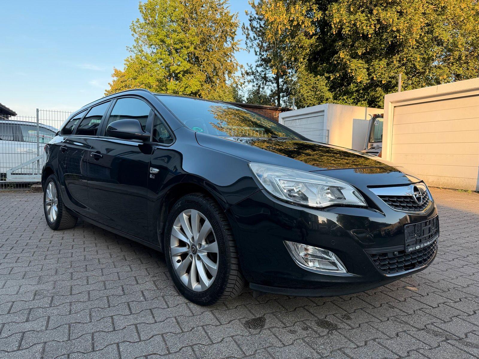 Opel Astra 2012 — rear view