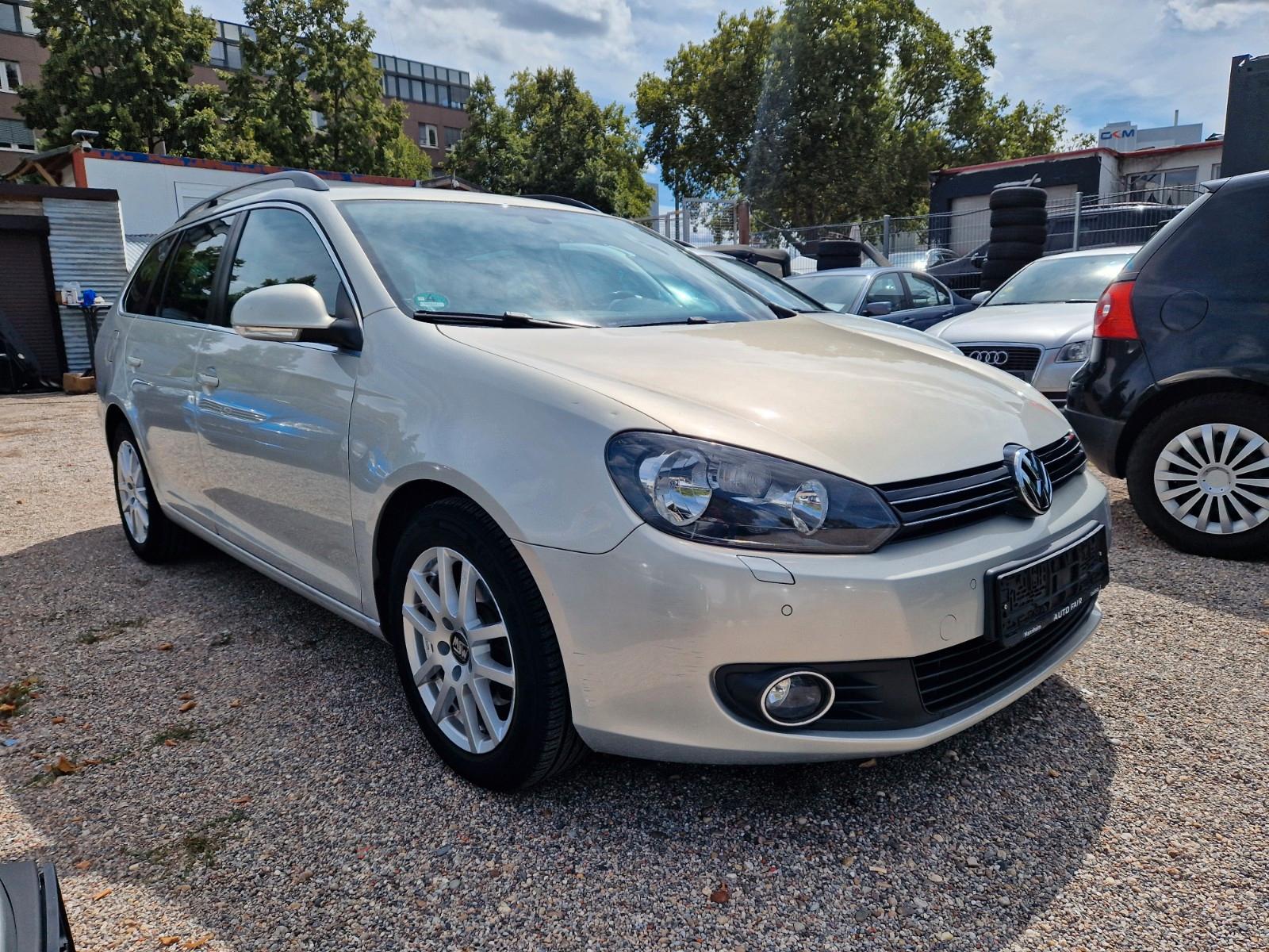 Volkswagen Golf 2010 — салон
