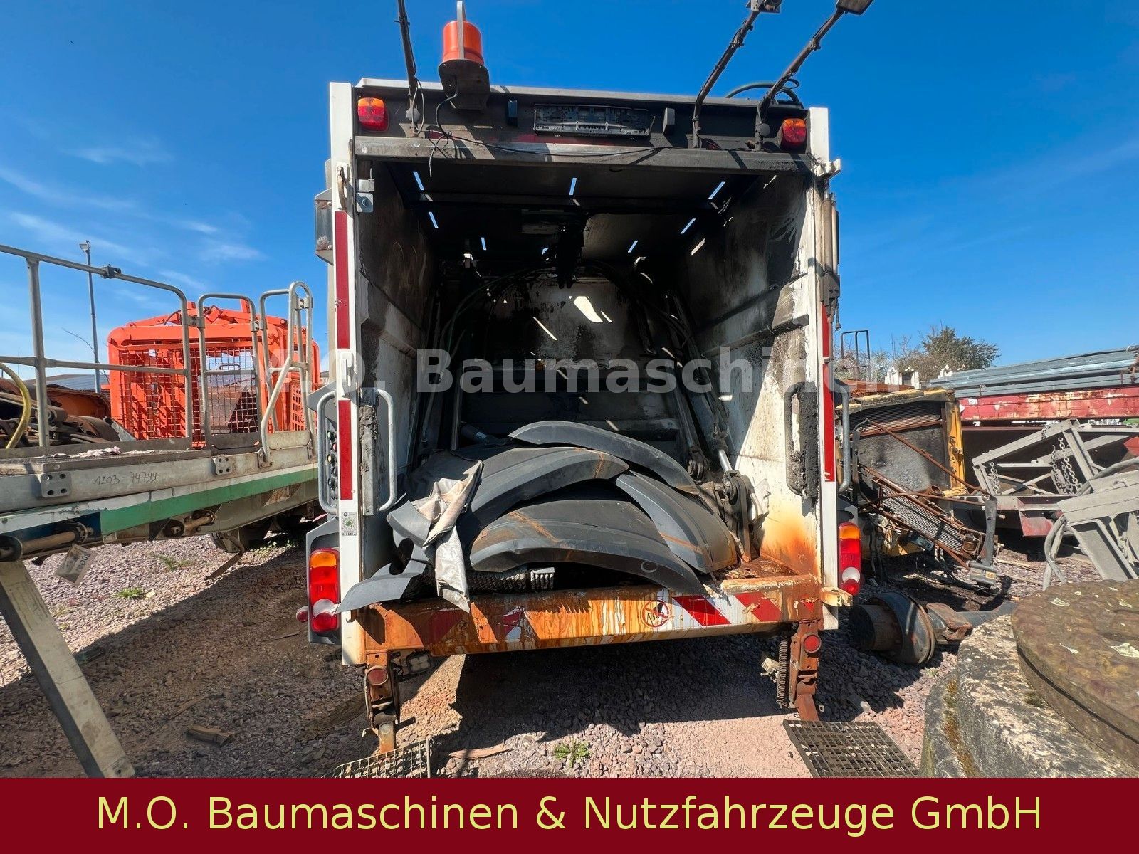 Fahrzeugabbildung Mercedes-Benz Antos  2532 /6x2/ L+L /Euro 5 / Brandschaden /