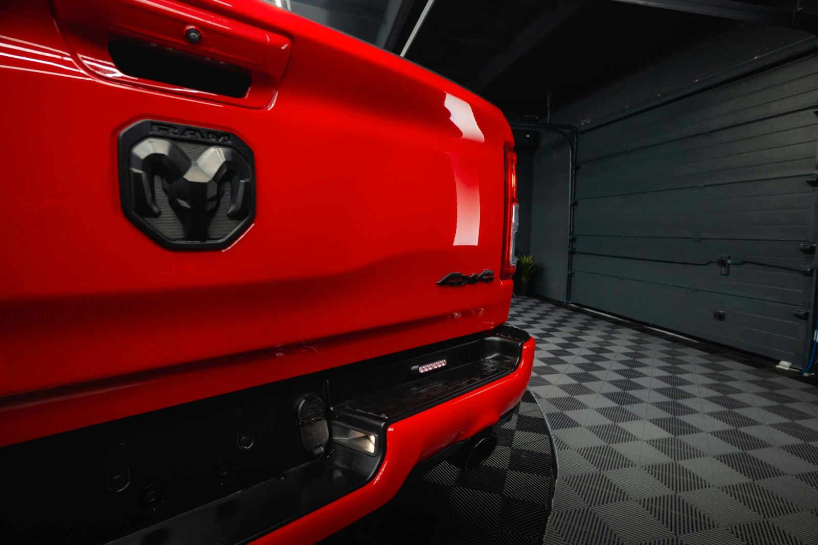 Fahrzeugabbildung Dodge RAM 5.7 V8 HEMI 4x4 OFFROAD Night-Paket *LED*19%