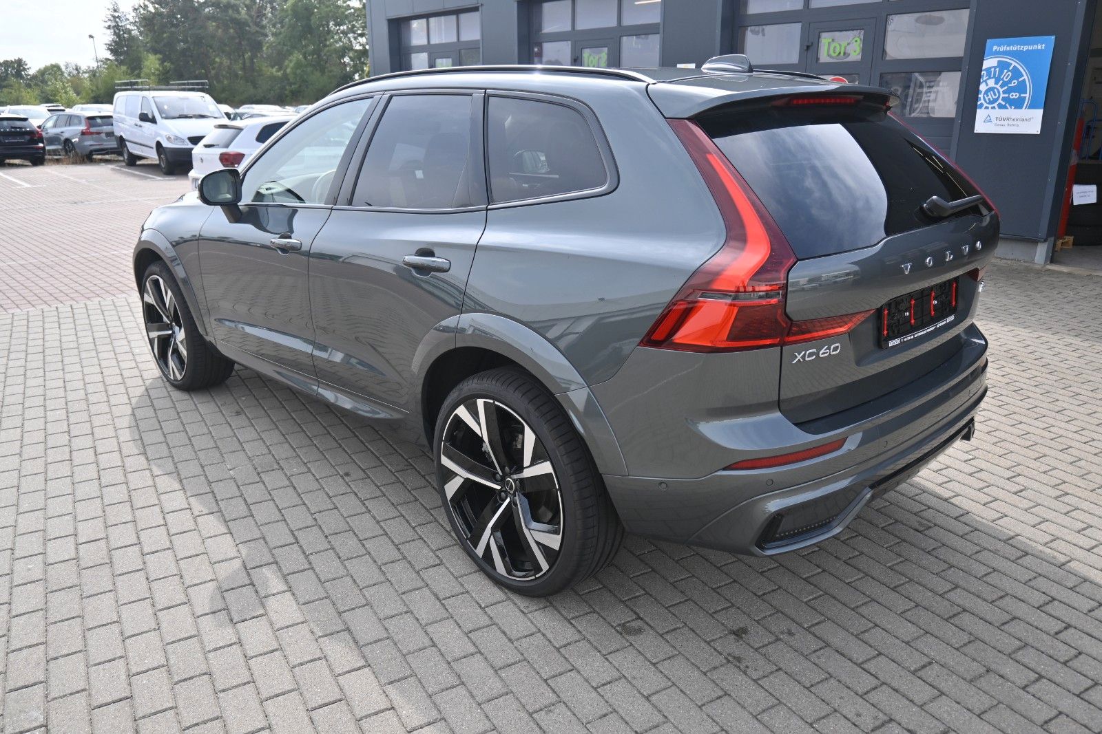 Fahrzeugabbildung Volvo XC60 B5 B  Ultra Dark AWD*B&W*PANO*LUFT*AHK*