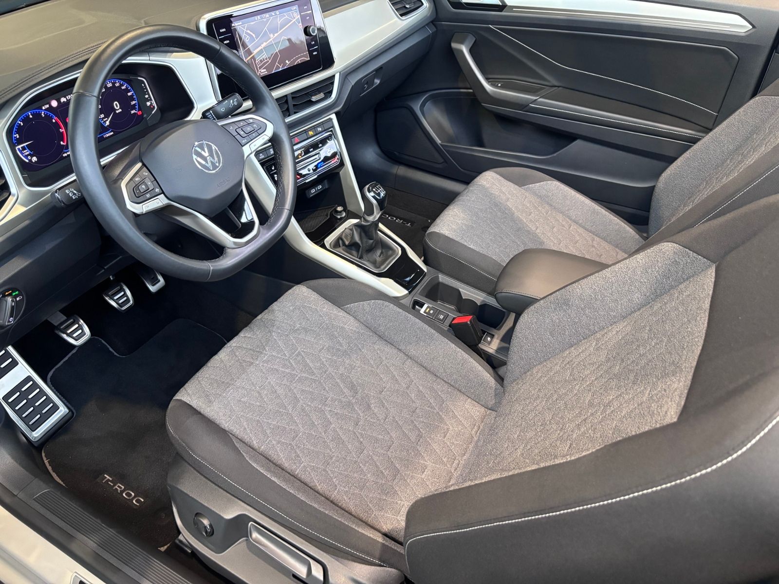 Fahrzeugabbildung Volkswagen T-Roc Cabriolet Move RFK LED NAVI ALU