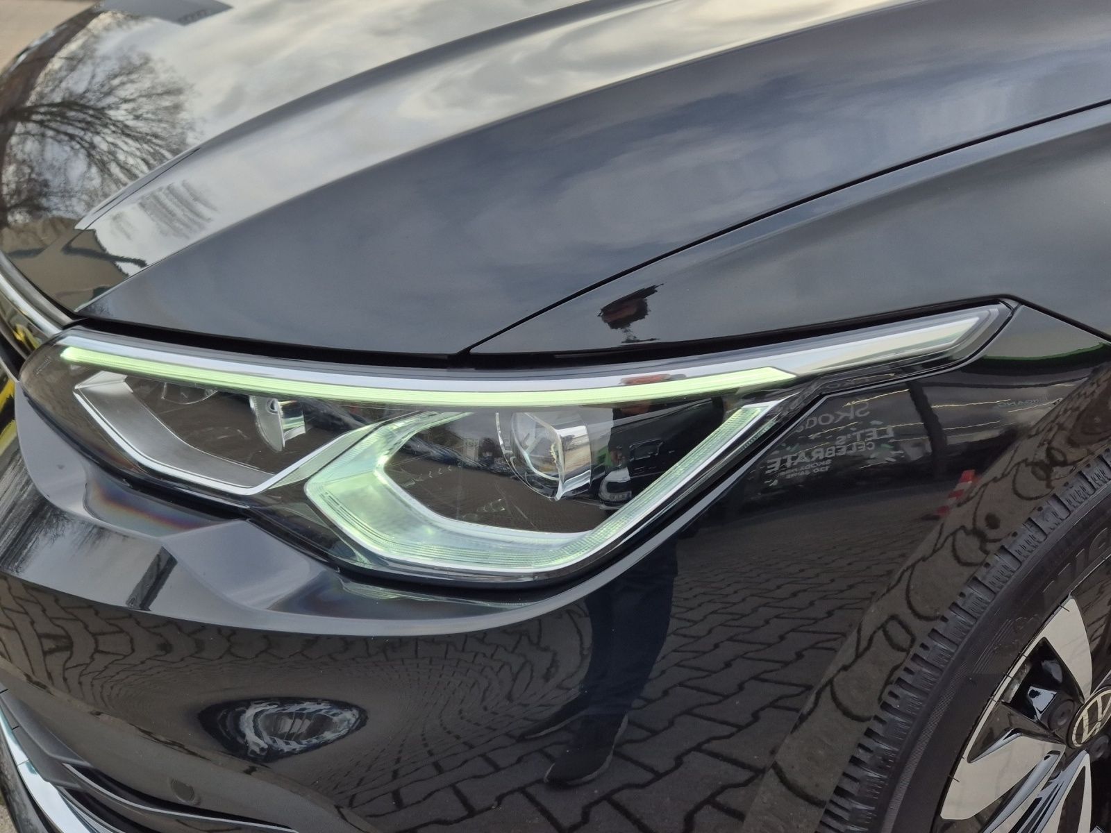 Fahrzeugabbildung Volkswagen Golf VIII MOVE LED ACC AHK PANO HuD AID NAVI