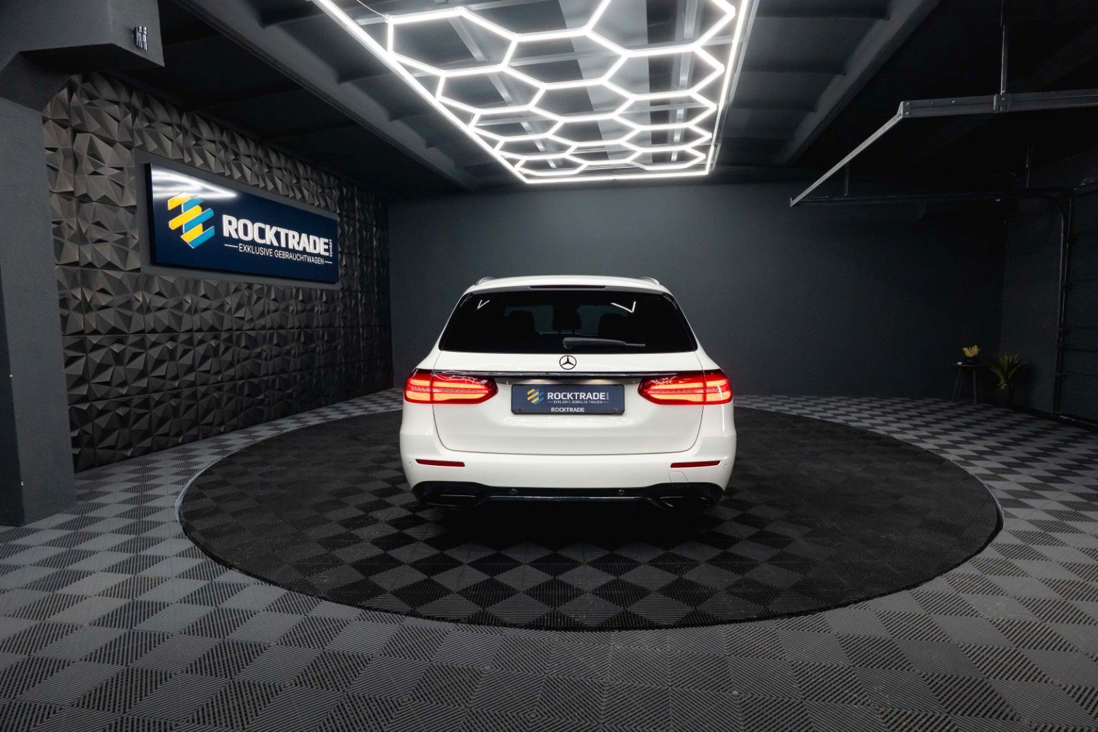 Fahrzeugabbildung Mercedes-Benz E 220d AMG Night-Paket | ACC | LED | Widescreen
