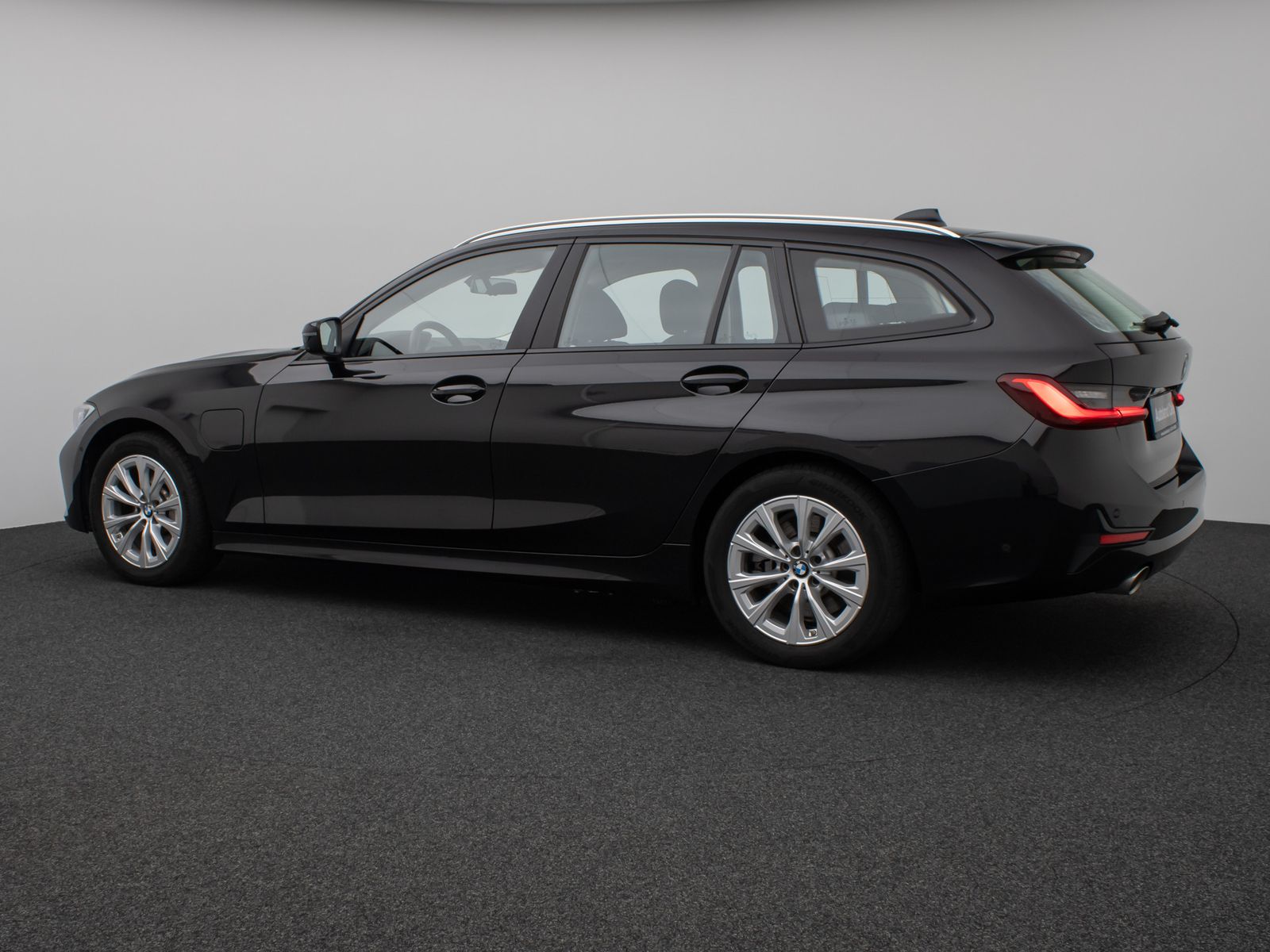 Fahrzeugabbildung BMW 330e Panorama 360° Laser HUD DAB HiFi AHK ACC