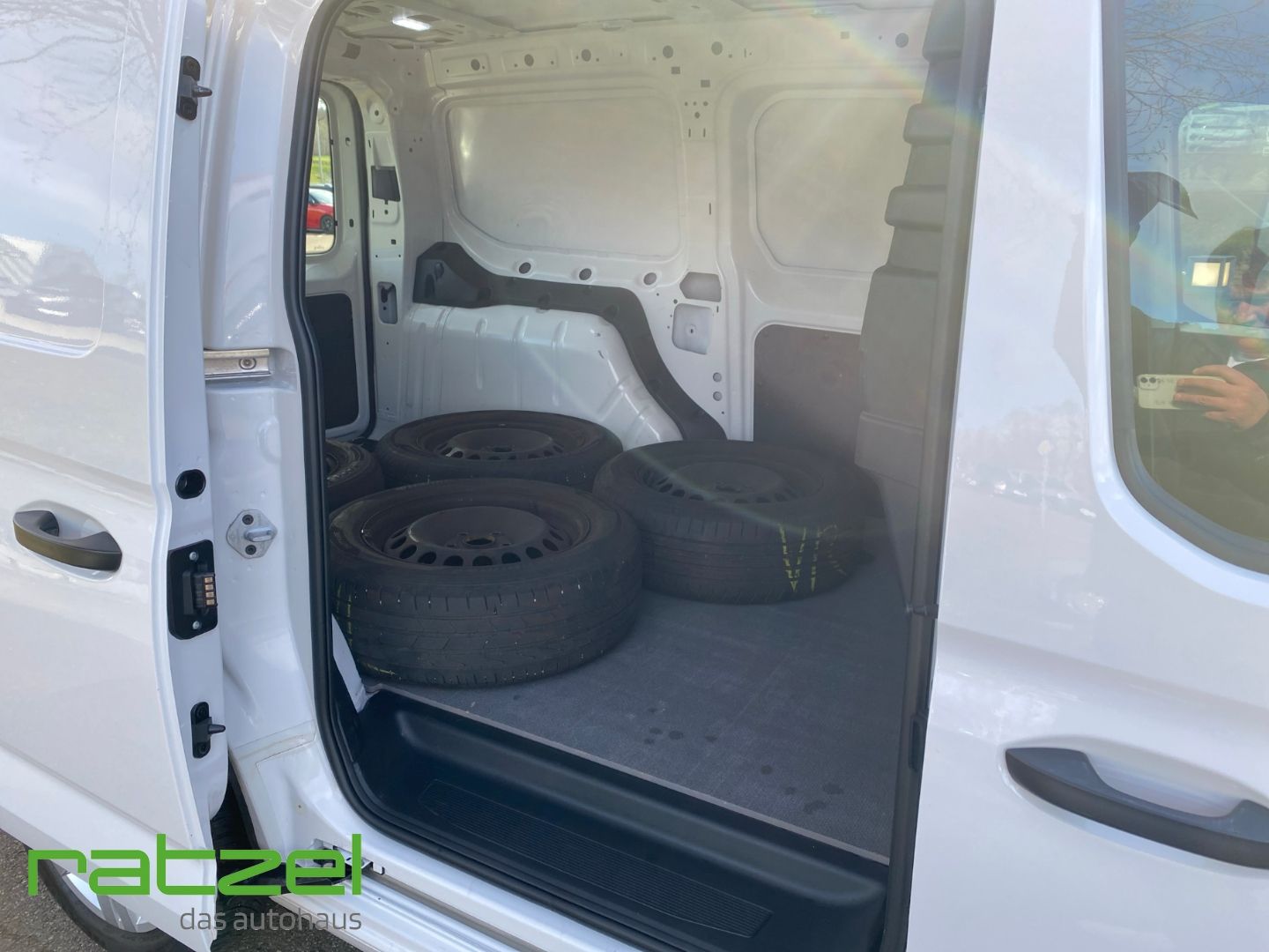 Fahrzeugabbildung Volkswagen Caddy Maxi Cargo LR 2.0 TDI DAB SHZ Temp PDC