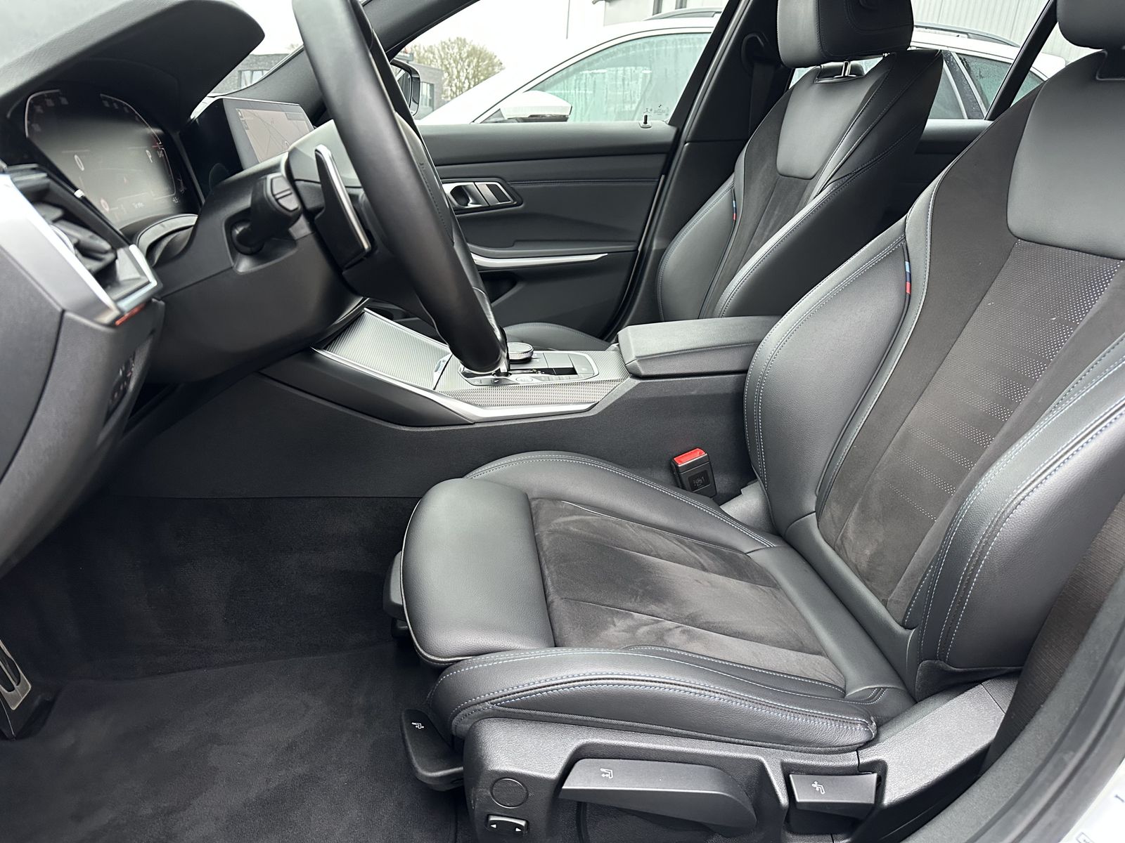 Fahrzeugabbildung BMW 320d Touring xDrive M-Sport NAV+LED+STANDHEIZUNG