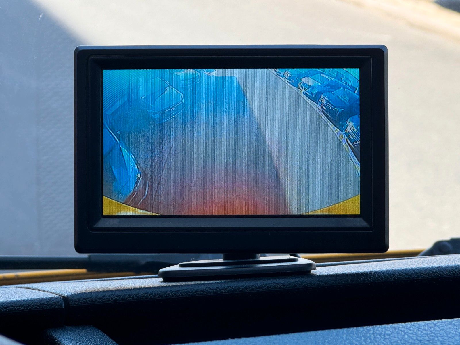 Fahrzeugabbildung Mercedes-Benz eSprinter 312 DHL Regal KEP-Ausbau