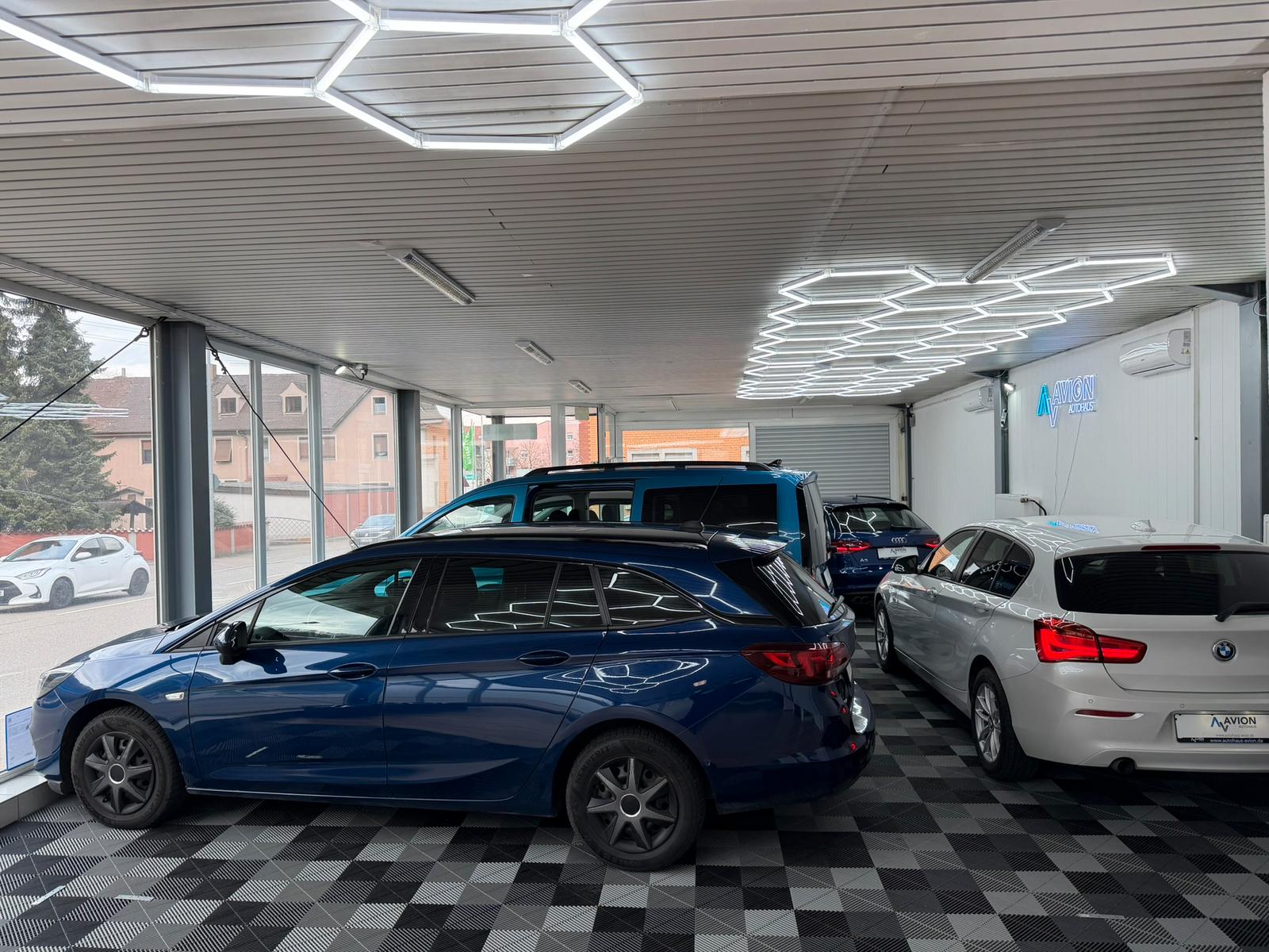 showroom-image-top