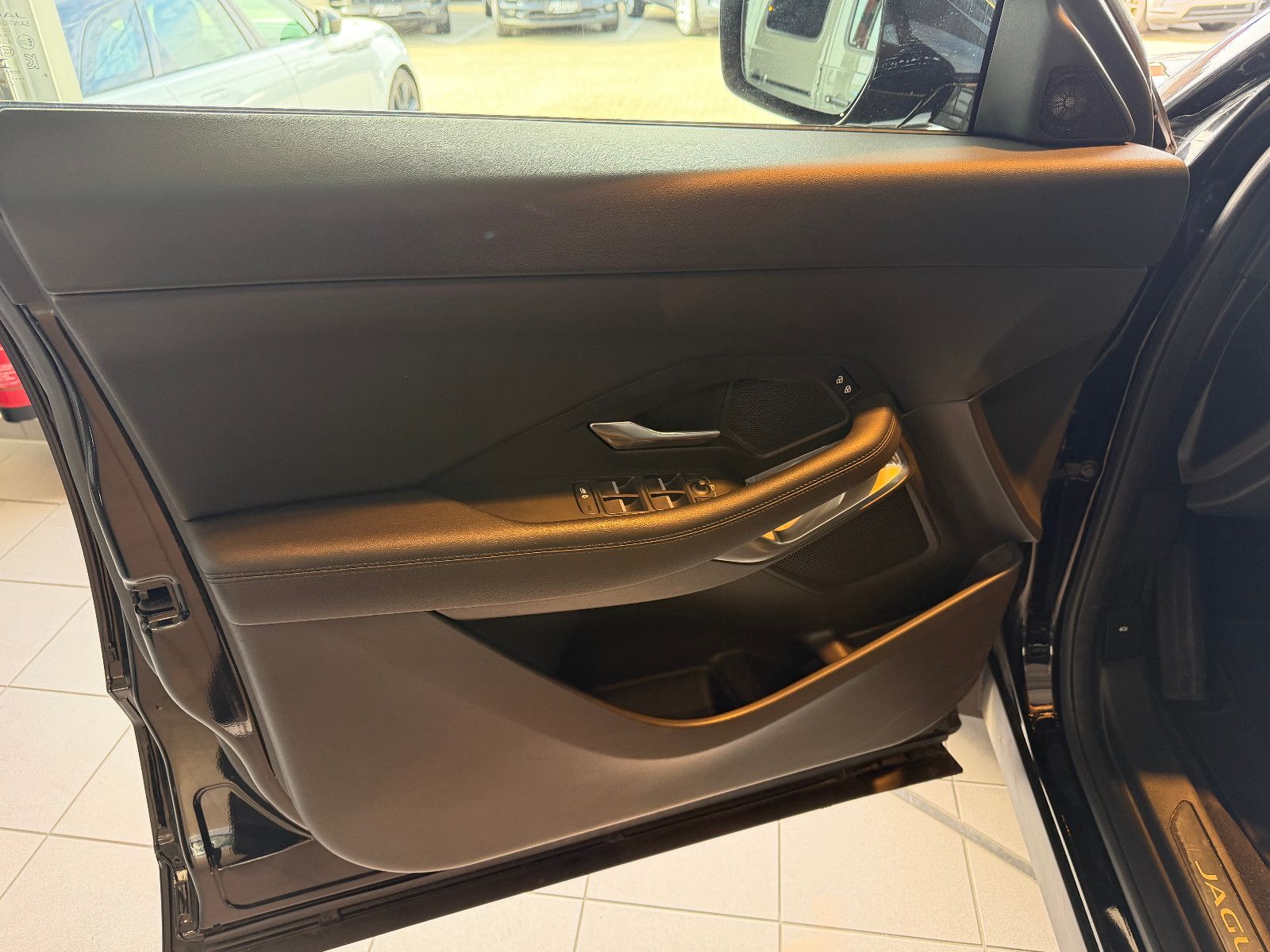 Fahrzeugabbildung Jaguar E-PACE S AWD/BLACK-PACK/360°KAM/LED/3D-KAMERA/
