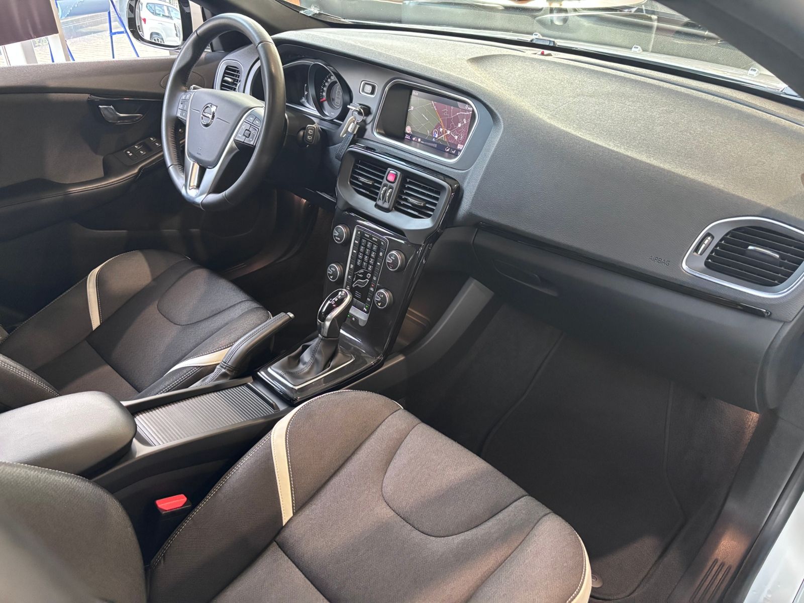 Fahrzeugabbildung Volvo V40 Linje Svart LED NAV SHZ PDC RFK ALU