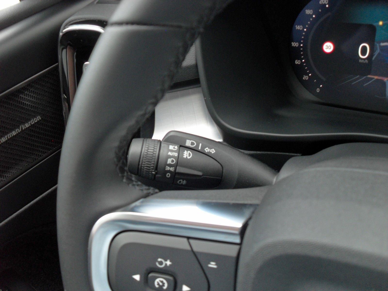 Fahrzeugabbildung Volvo XC 40 Plus Black Edition | PD | LED | ACC