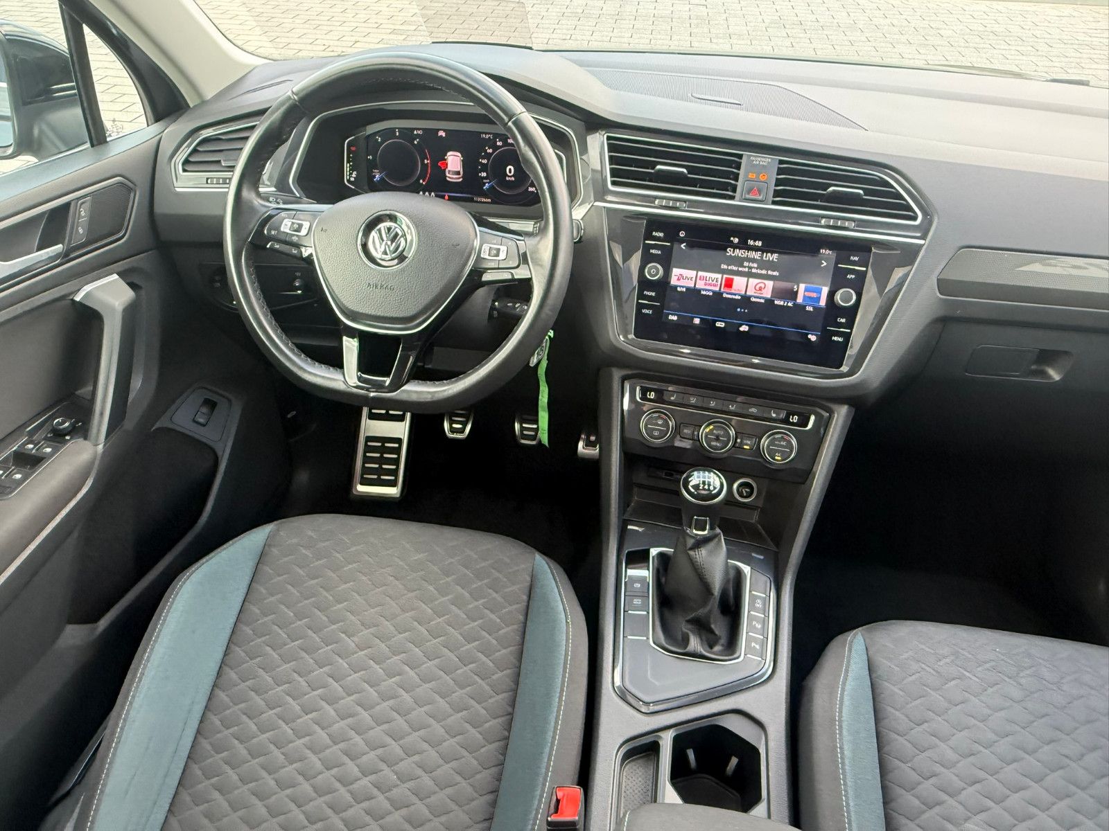 Fahrzeugabbildung Volkswagen Tiguan IQ.DRIVE PANO NAVI KLIMAAUTO SITZHEIZ AHK