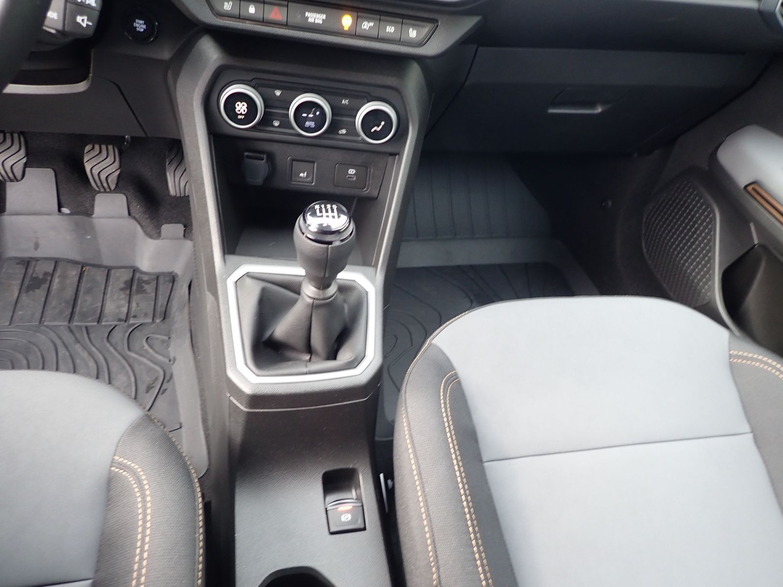 Fahrzeugabbildung Dacia Sandero STEPWAY TCe 110 EXTREME+/NAVI/SHZ/RFK