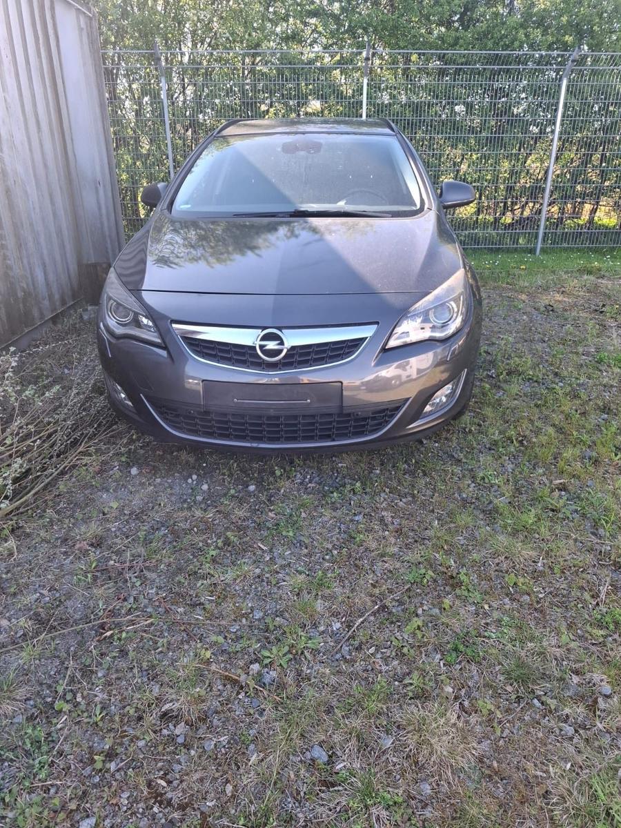 Opel Astra 2011 — rear view