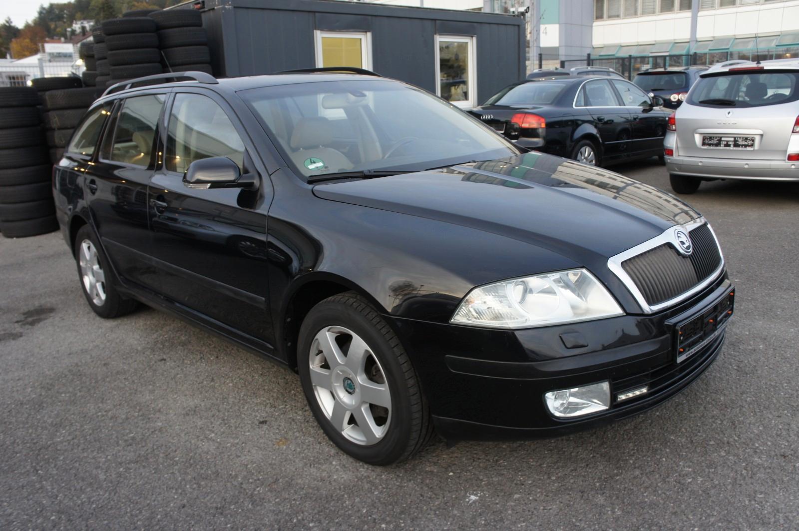 Skoda Octavia 2006 — rear view