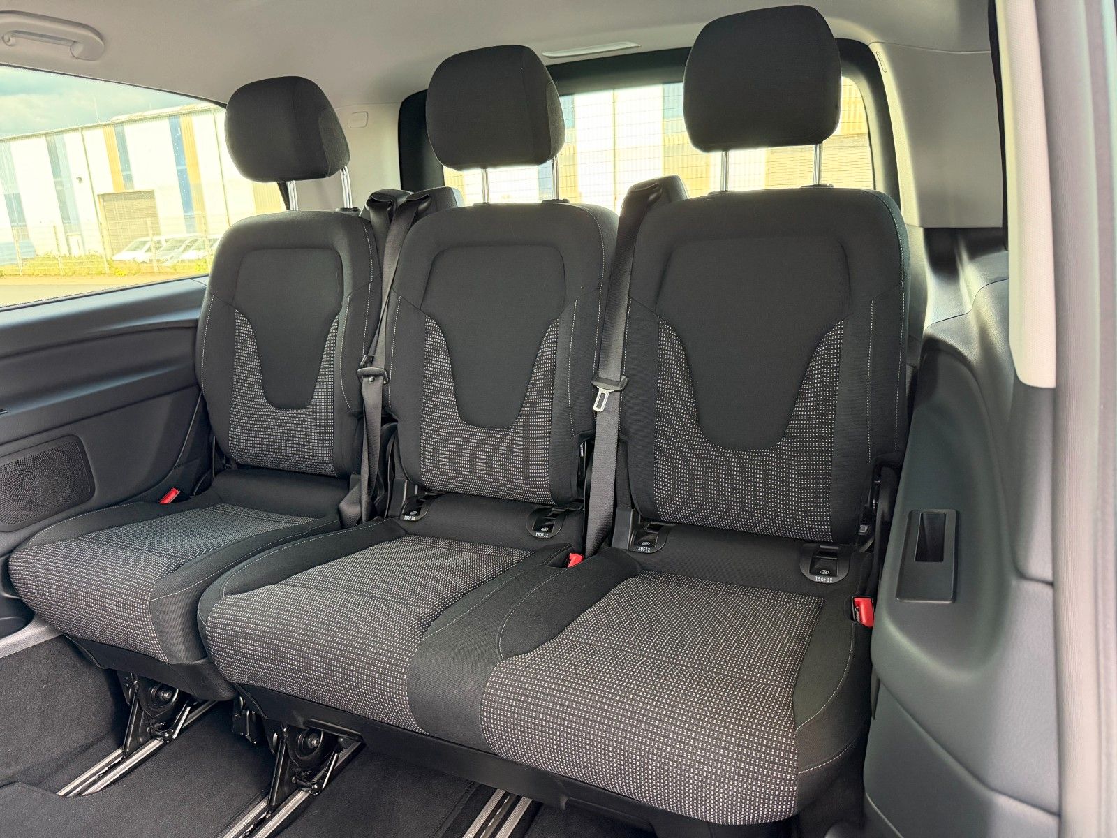 Fahrzeugabbildung Mercedes-Benz V 220 d DISTRONIC AHK2,5to 7Sitze
