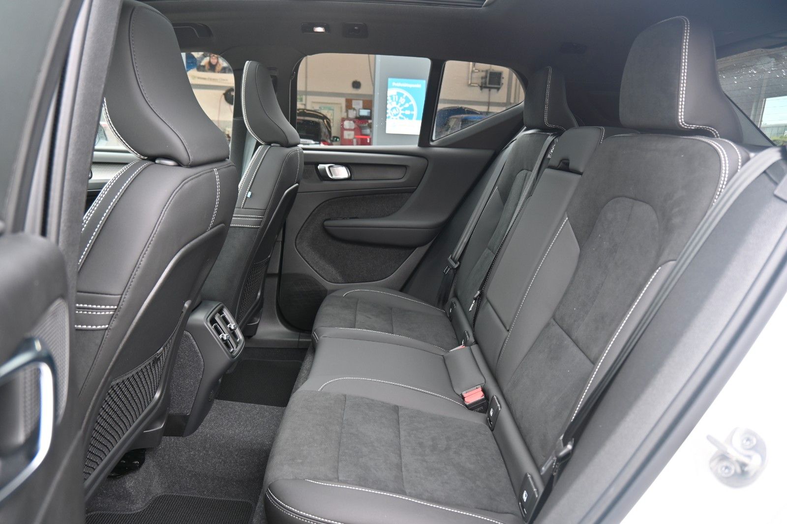 Fahrzeugabbildung Volvo XC40 B4 DKG Ultra Dark*FSHZG*PANO*360°*ACC