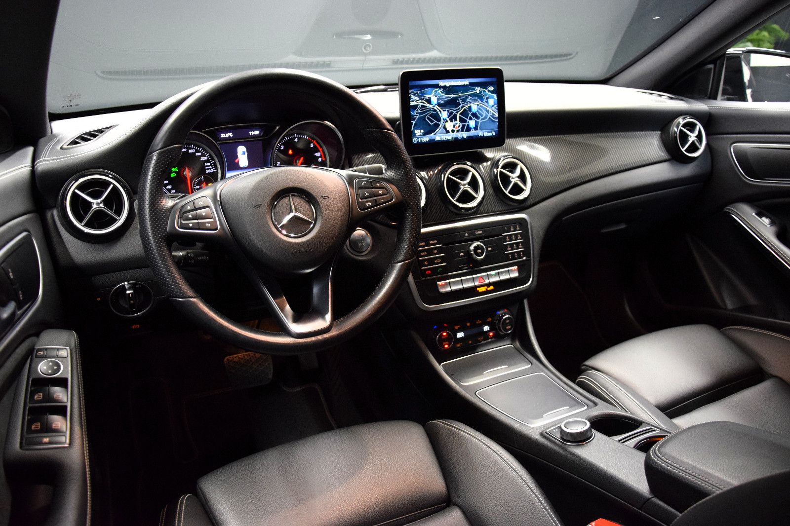 Fahrzeugabbildung Mercedes-Benz CLA 200d Shooting Brake AMG Urban Style Edition