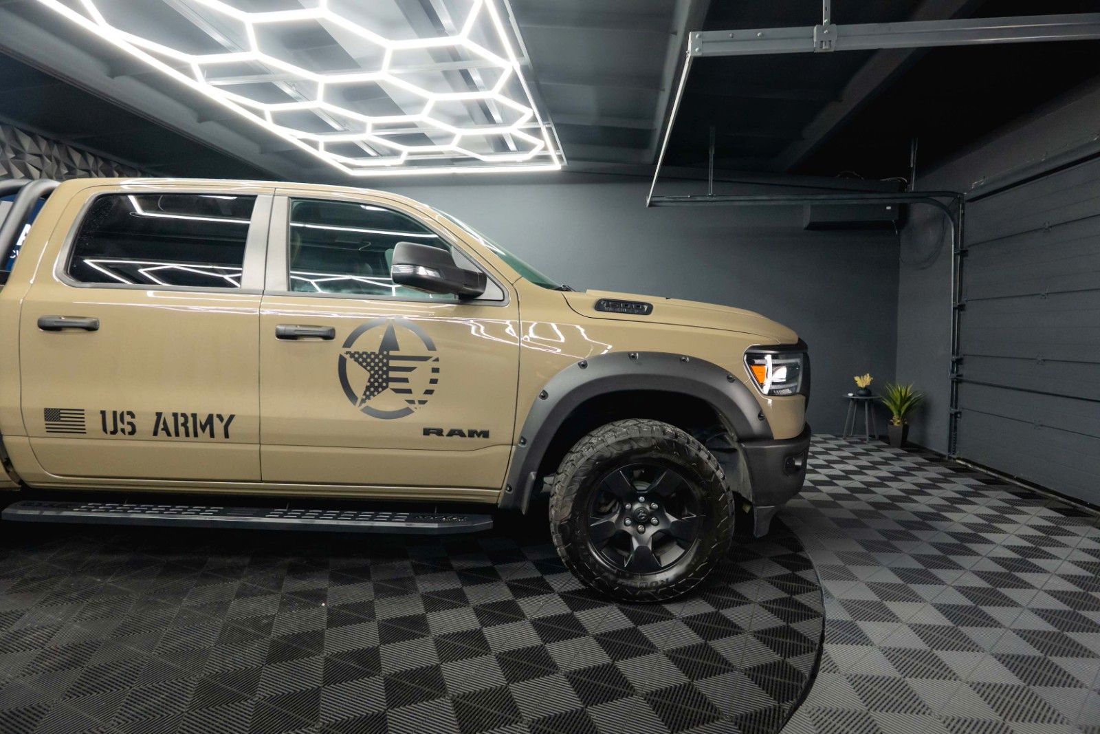 Fahrzeugabbildung Dodge RAM 5.7 V8 HEMI 4x4 NIGHT OFFROAD ARMY STYLE LED