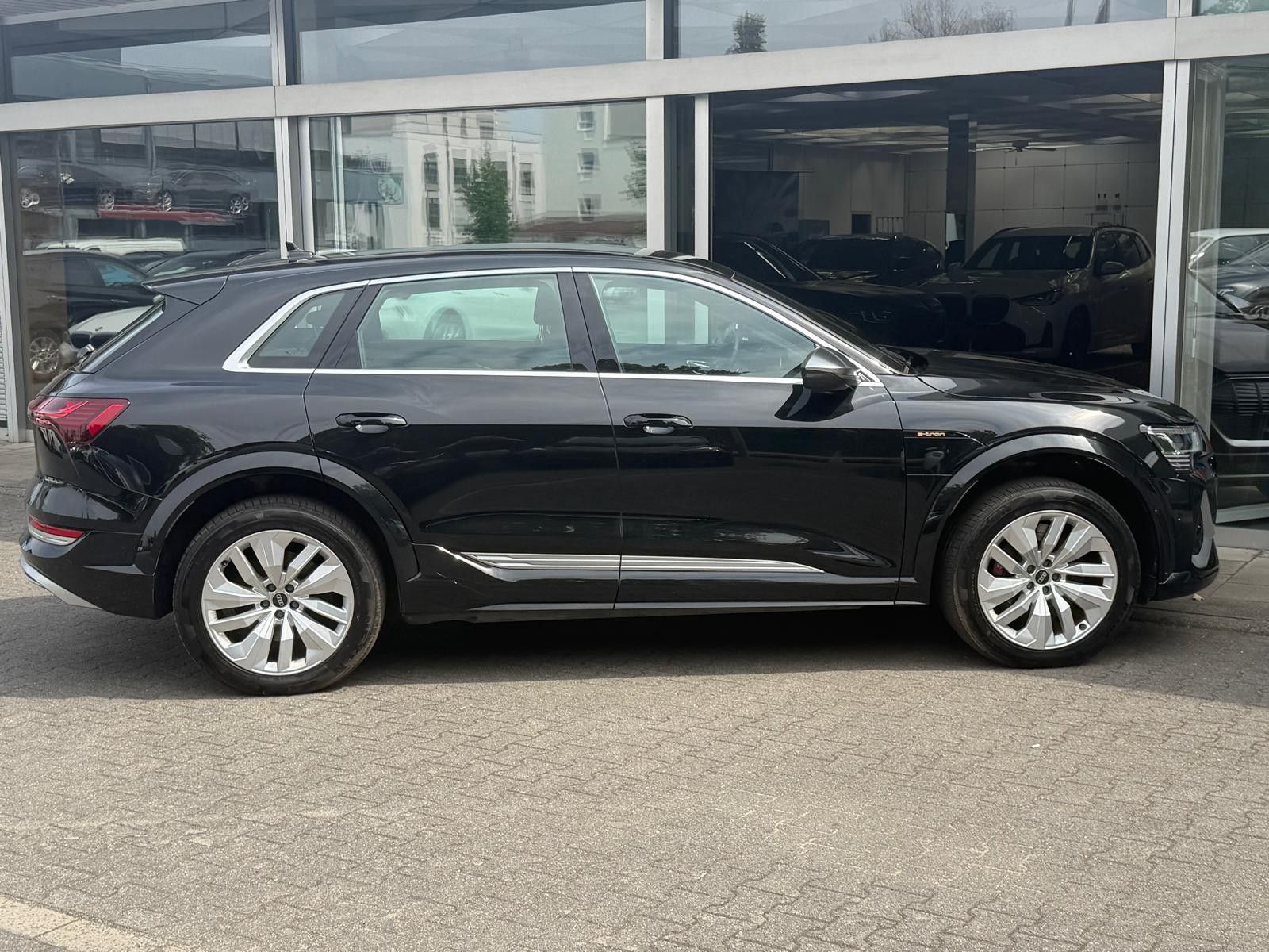 Fahrzeugabbildung Audi e-tron S QUATT 2X S LINE LUFT+MEMO+NAVI+LED+PDC+
