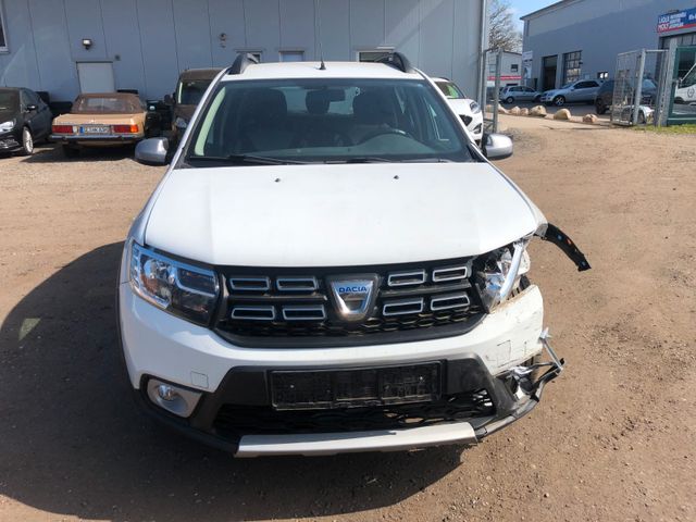 Dacia Sandero II Stepway leichter Frontschaden