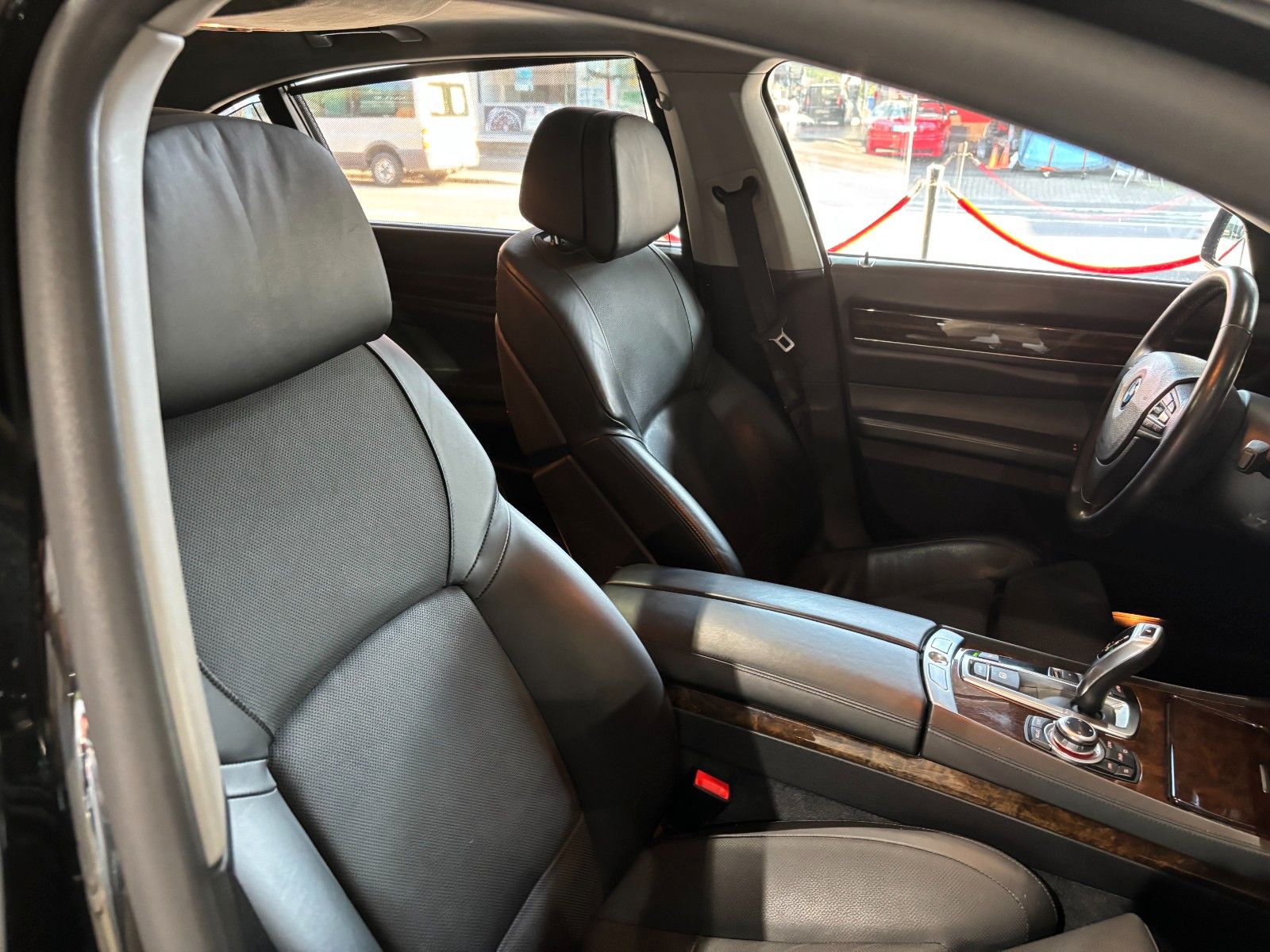 Fahrzeugabbildung BMW 760i L V12/MASSAGE/MEMORY/HUD/SCHIEBEDACH/KAMERA