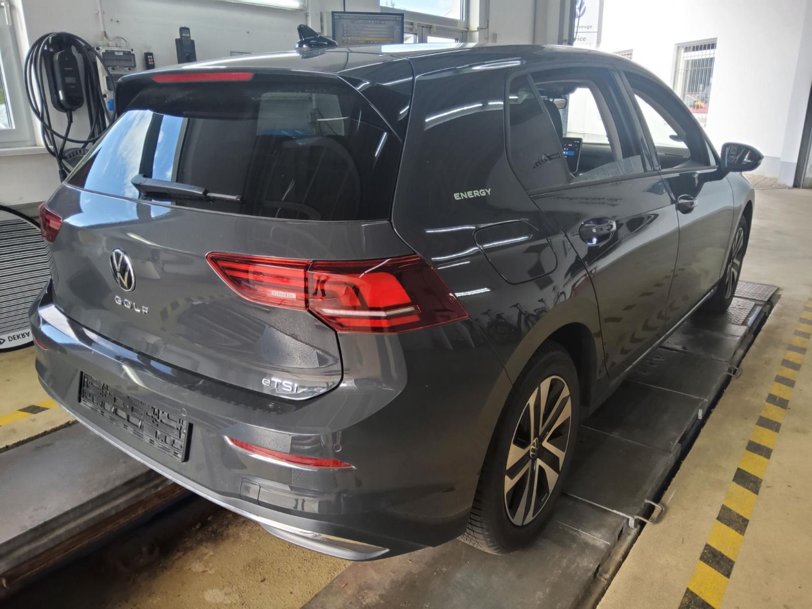 Volkswagen Golf VIII 1.5 eTSI Energy LED ACC Rear View foto 5