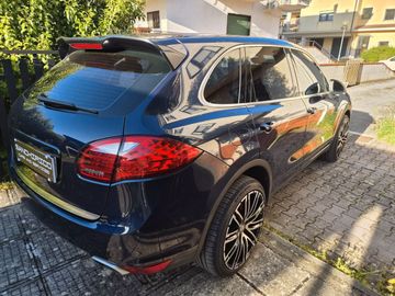 Porsche Cayenne - 4