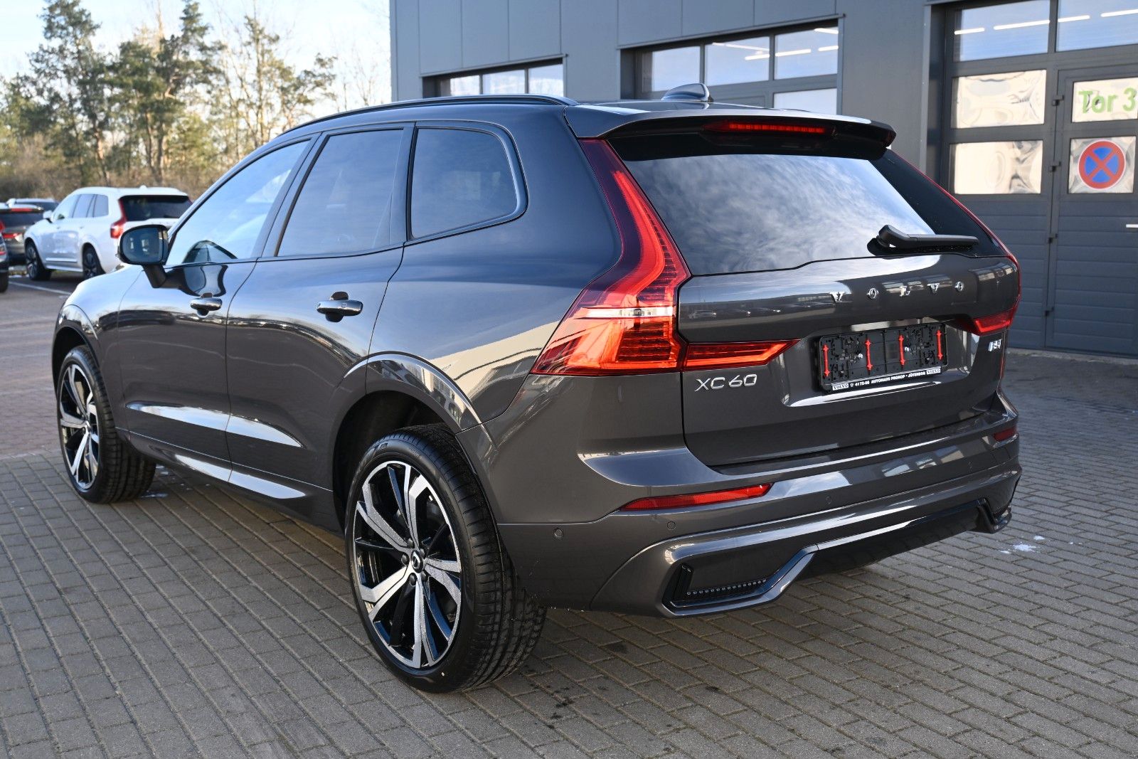 Fahrzeugabbildung Volvo XC60 B5 AWD Ultra Dark*LUFT*360°*ACC*B&W*AHK