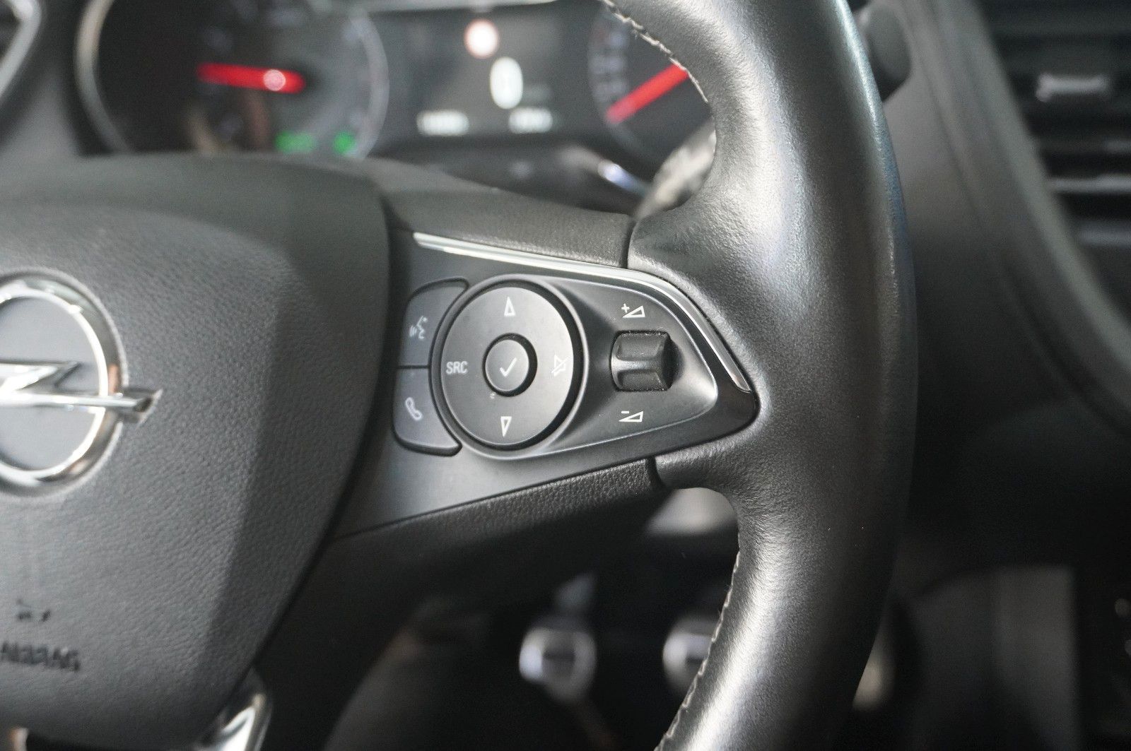 Fahrzeugabbildung Opel Grandland (X) 1.2T INNOV. NAVI/LED/KAMERA/PANO.