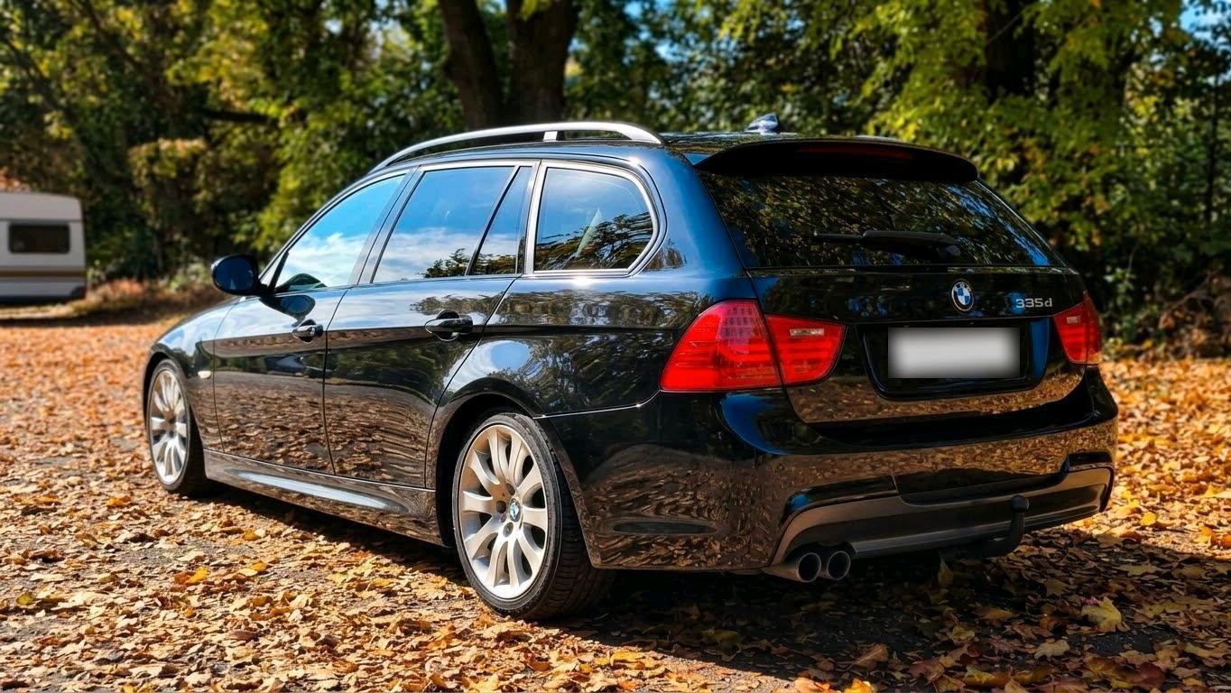 BMW 325 2011 — rear view