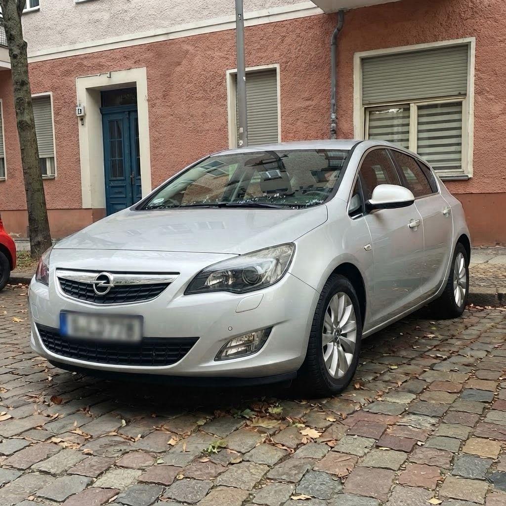 Opel Astra 2011 — rear view