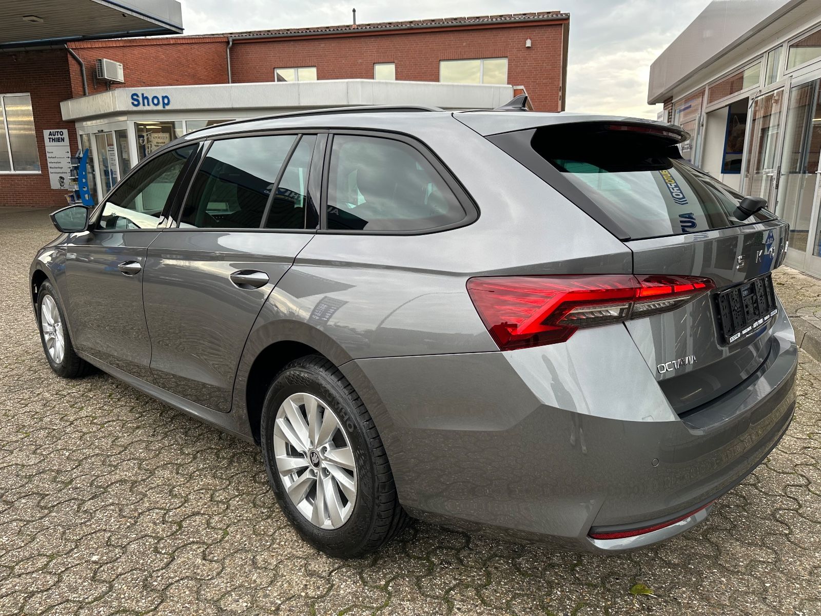Fahrzeugabbildung SKODA Octavia Combi 2.0 TDI Selection DSG Navi/AHK/ACC