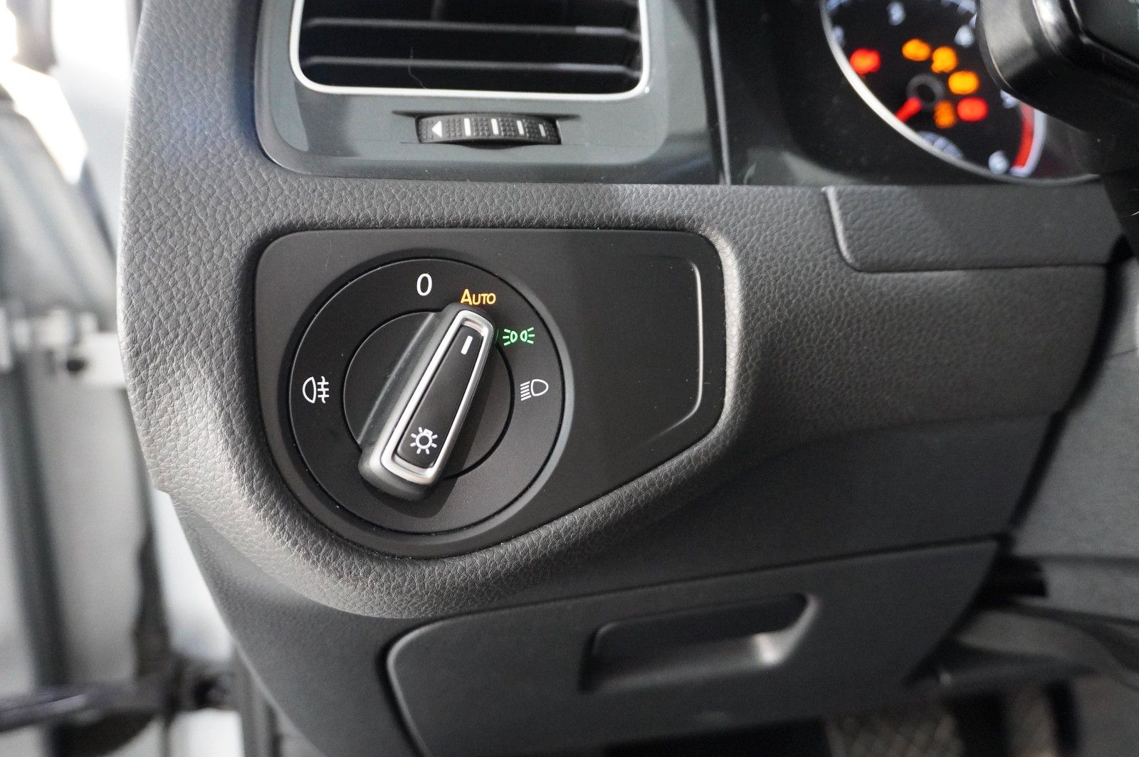Fahrzeugabbildung Volkswagen Golf VII Lim. 2.0 TDI COMFORTL. DSG NAVI/LED/ACC