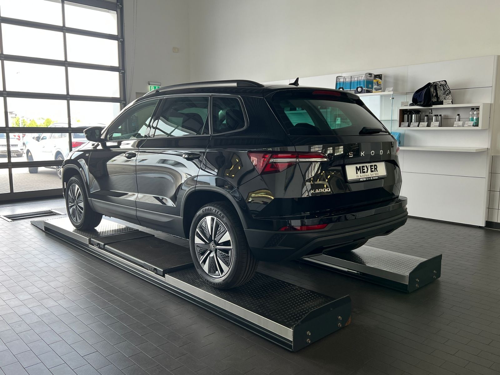 Fahrzeugabbildung SKODA Karoq Tour 1.5 TSI DSG *AHK, Matrix-LED*