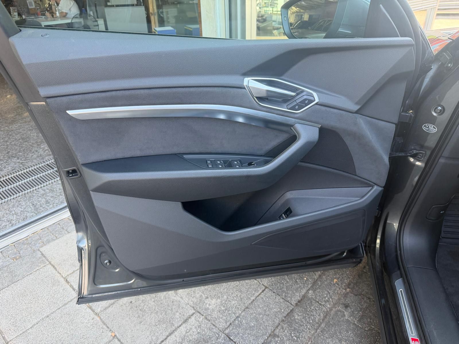 Fahrzeugabbildung Audi e-tron 55 QUATT 2X S LINE LUFT+LED+SHZ+NAVI+AHK+