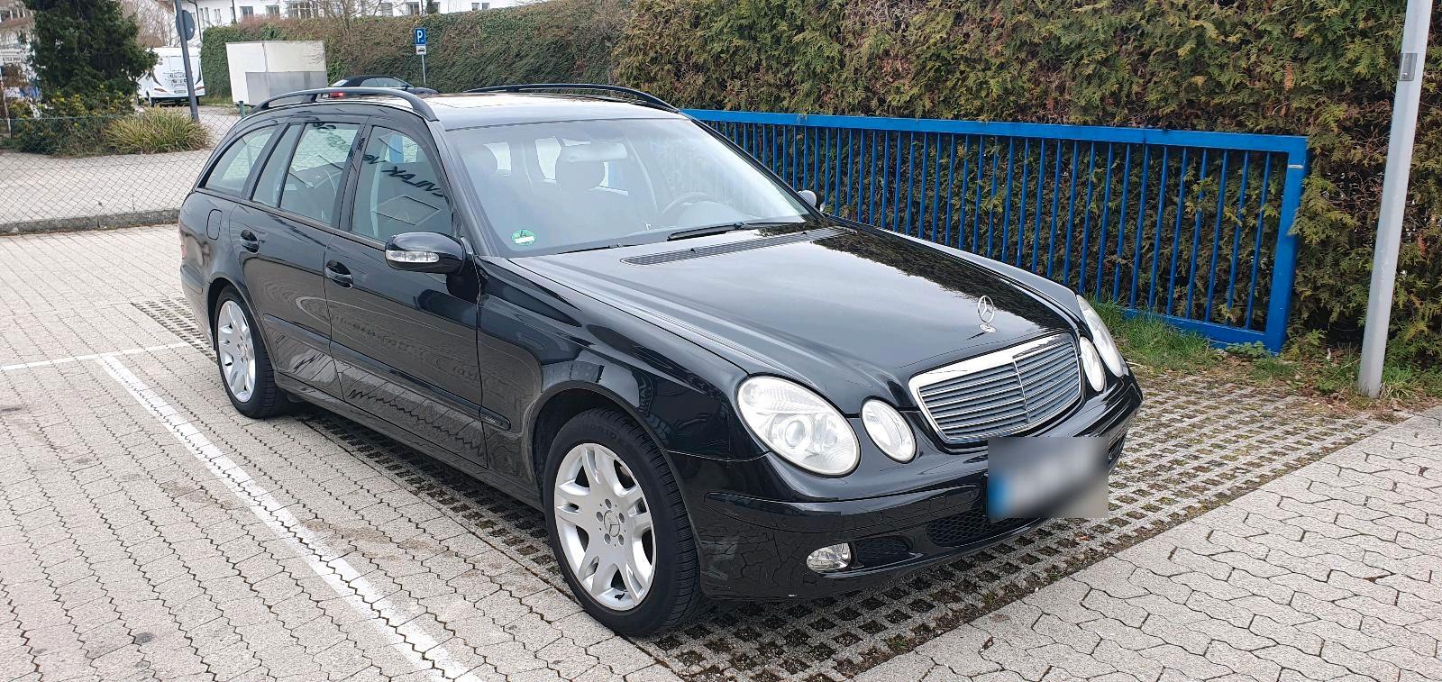 Mercedes-Benz E200 2004 — rear view