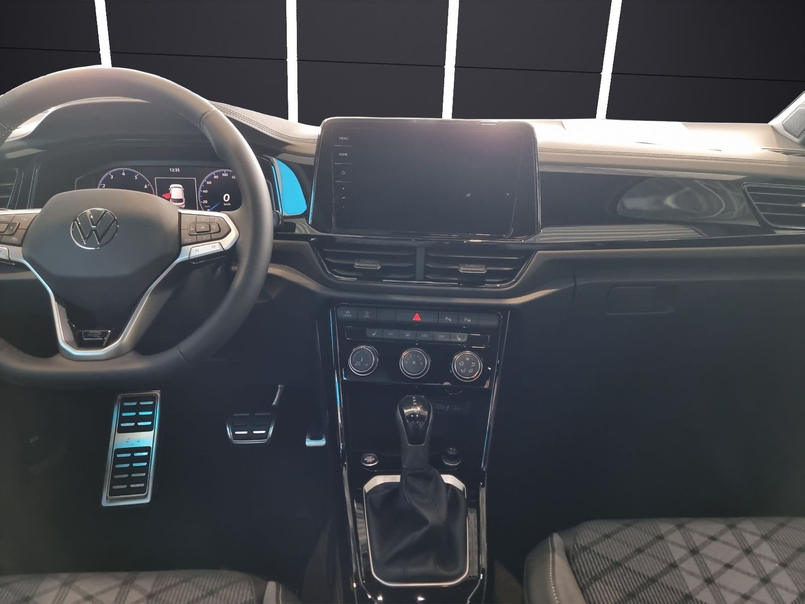 Fahrzeugabbildung Volkswagen T-Roc TSI R-Line DSG IQ.Light ACC SHZ RearView A