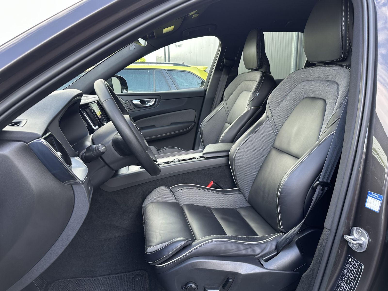 Fahrzeugabbildung Volvo XC60 B4 D Plus Dark NAV+LED+ACC+TOTW+AHK+H&K+1HD