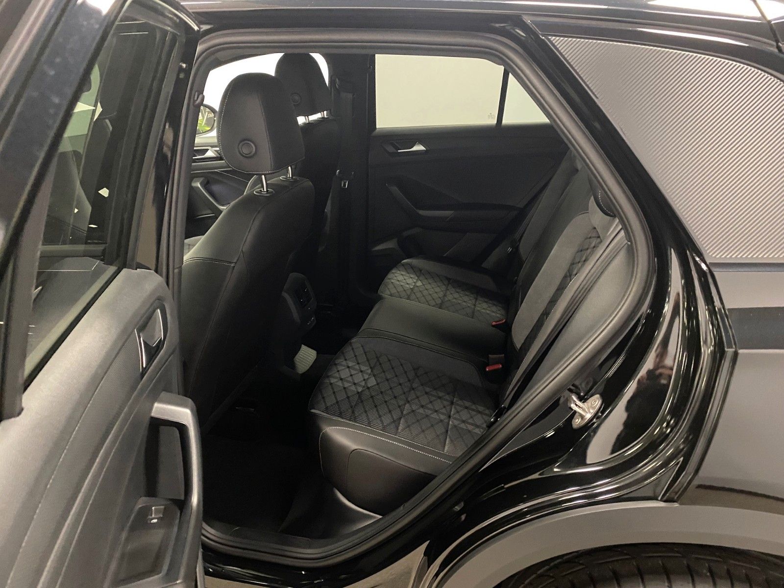Fahrzeugabbildung Volkswagen T-Roc 1.5 TSI DSG R-Line+ACC+AHK+19"+KAMERA+LED+