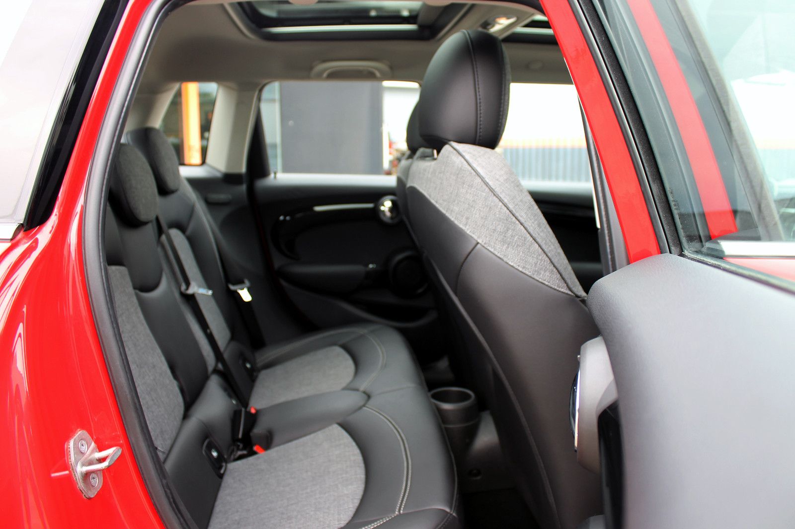 Fahrzeugabbildung MINI Cooper Classic-Trim 5-trg. LED PANO HUD CarPlay