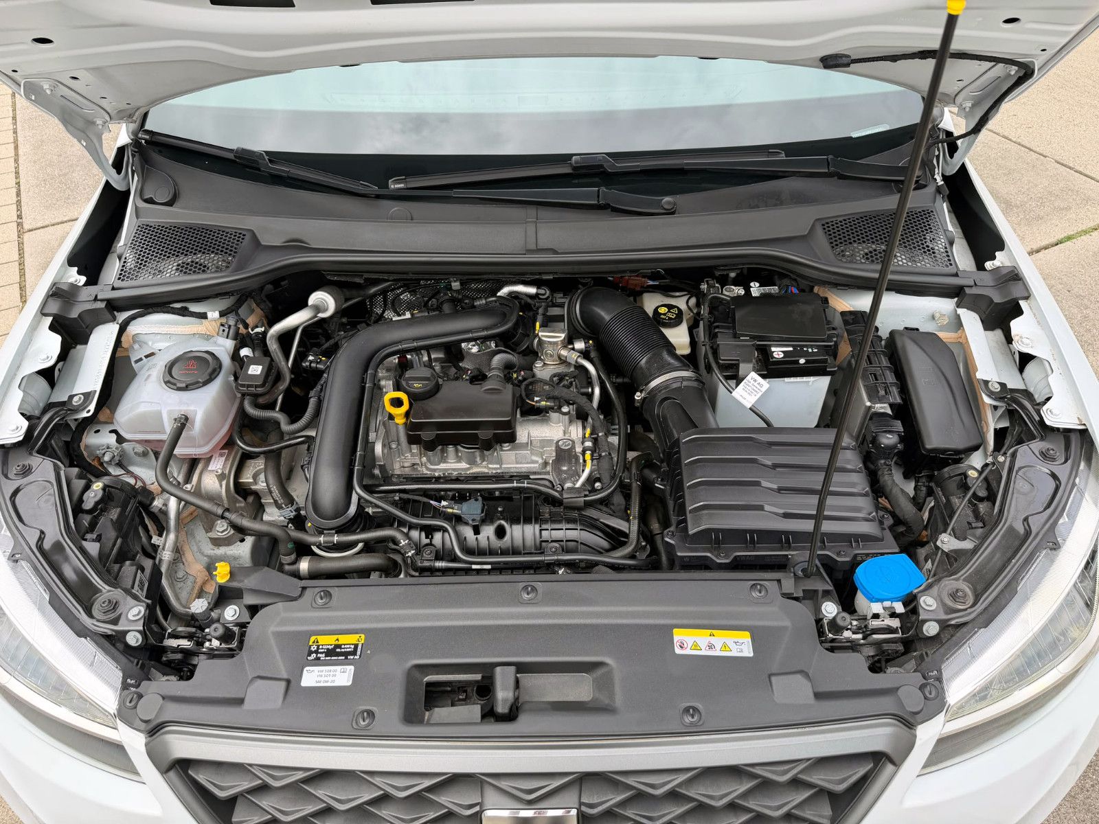 Fahrzeugabbildung SEAT Arona 1.0 TSI DSG FR ACC LED NAV PDC KAM SHZ