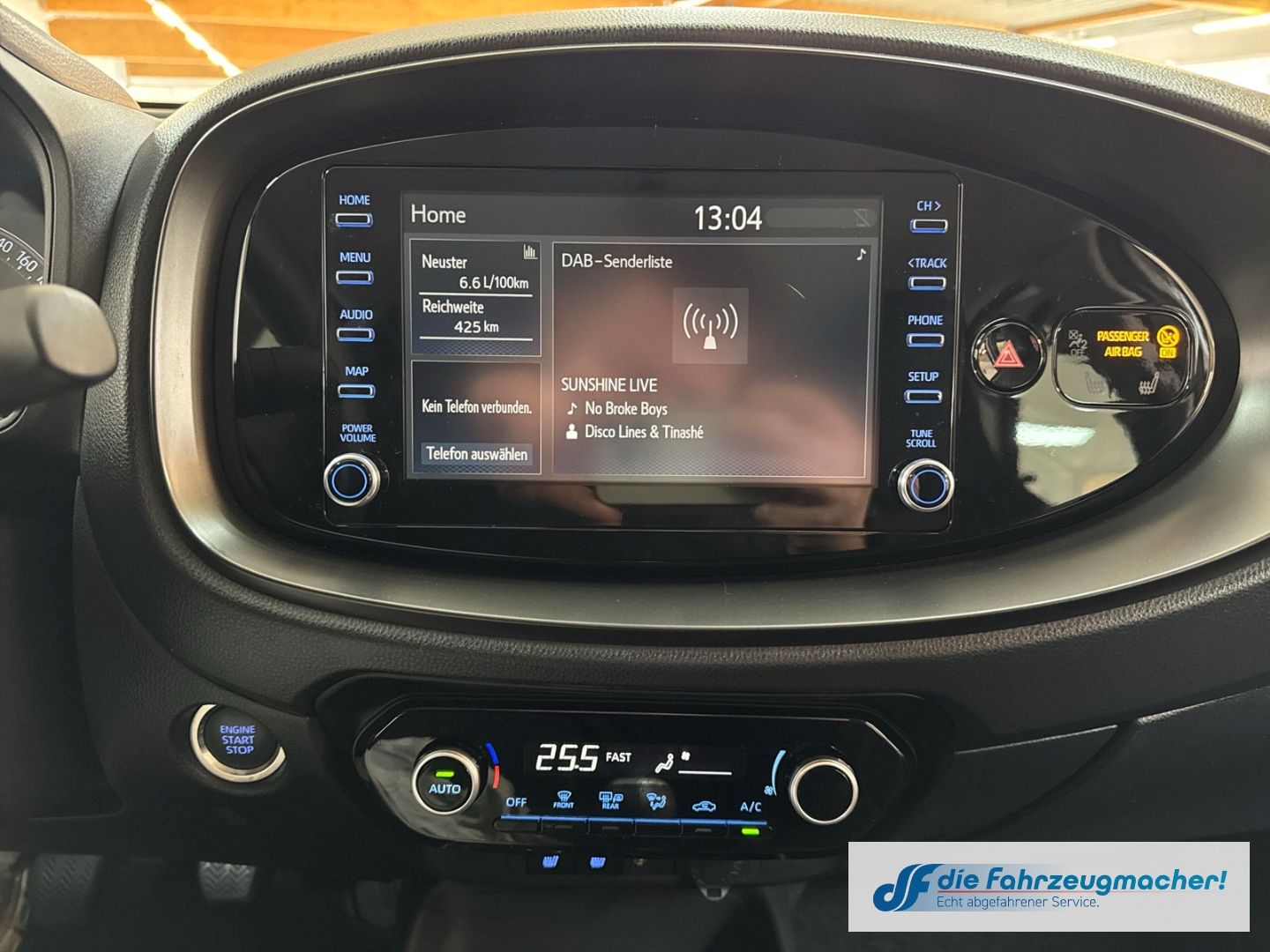 Fahrzeugabbildung Toyota Aygo X Play Apple CarPlay Android Auto Mehrzonen